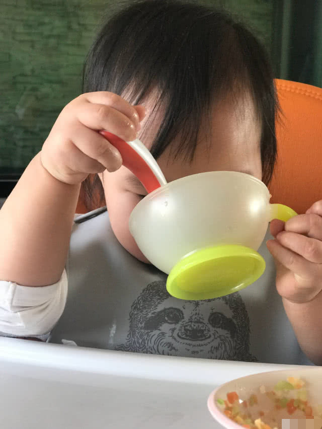 朱丹晒女儿,两岁小小丹自己捧着碗拿着勺大口吃饭,圆滚滚超萌!