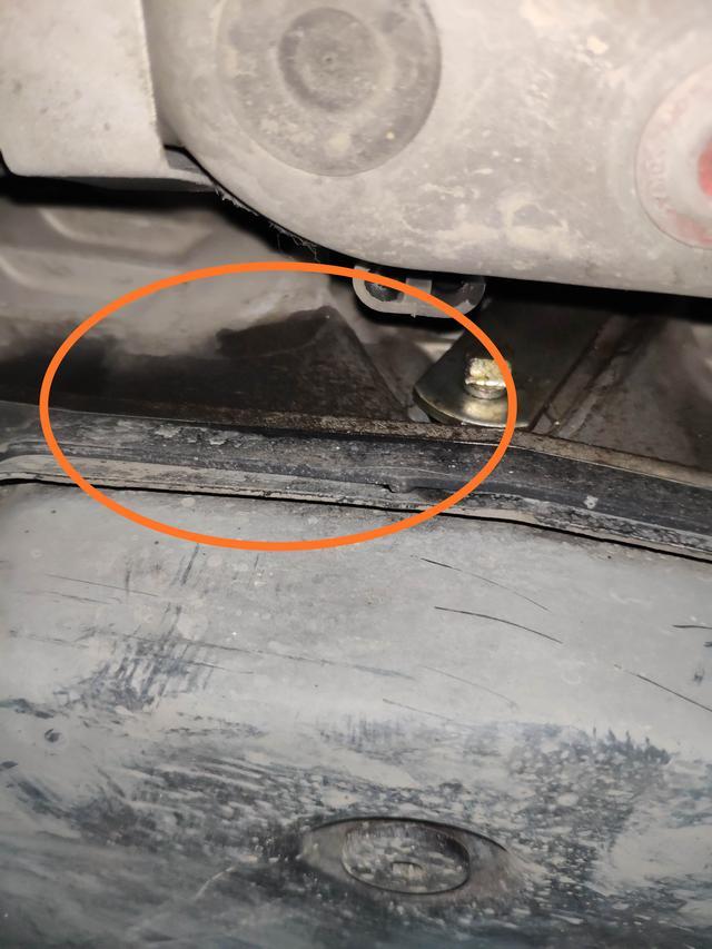 9年的奔驰c200才行驶了4万多公里曲轴后油封却渗油严重
