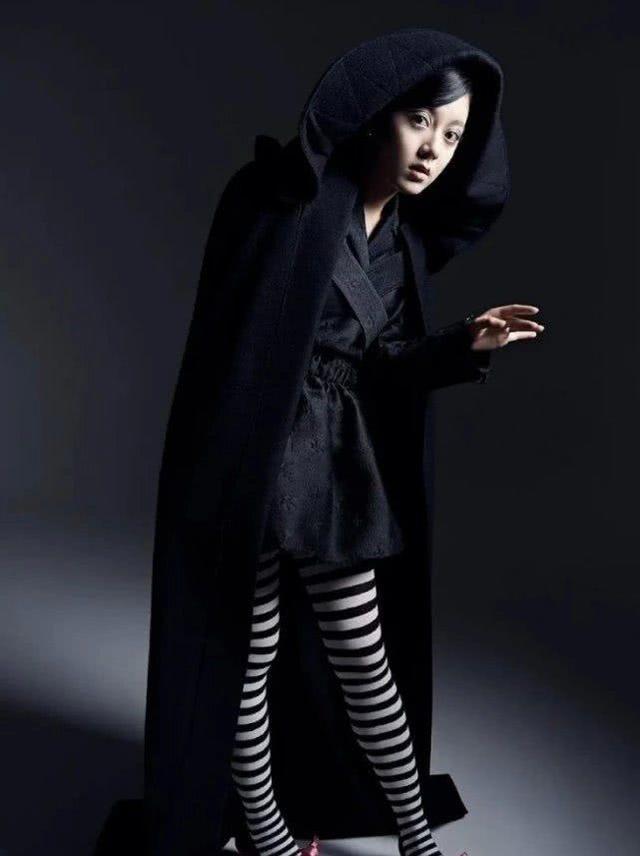 赵今麦首次尝试暗黑穿搭,看清她穿的什么袜子后:你不是17岁吗