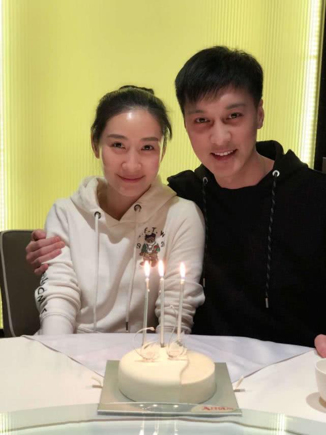 陶昕然何建泽十年前后合影对比 夫妻相揽肩杀演绎最好的爱情