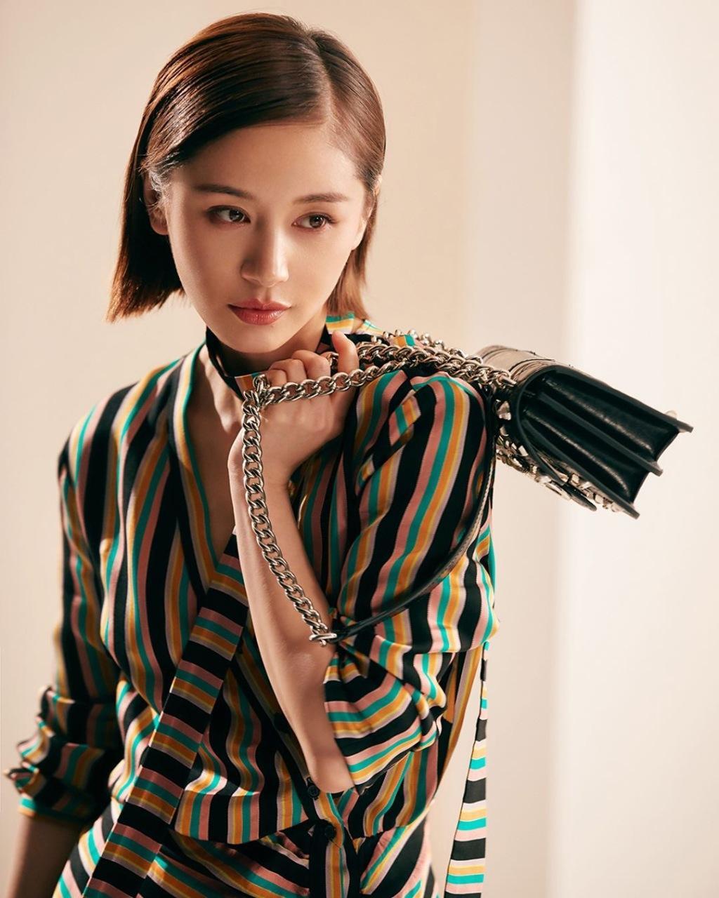 被王子文惊艳到了,复古油头搭配民族长裙减龄显高