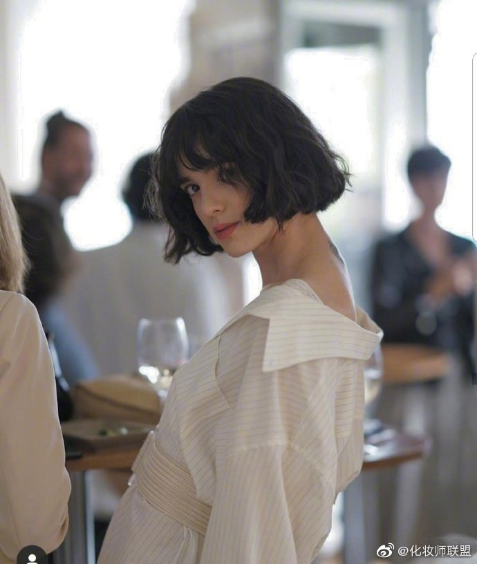 土耳其博主yaprakmed 对好看的短发小姐姐没有抵抗力~关注化妆师联