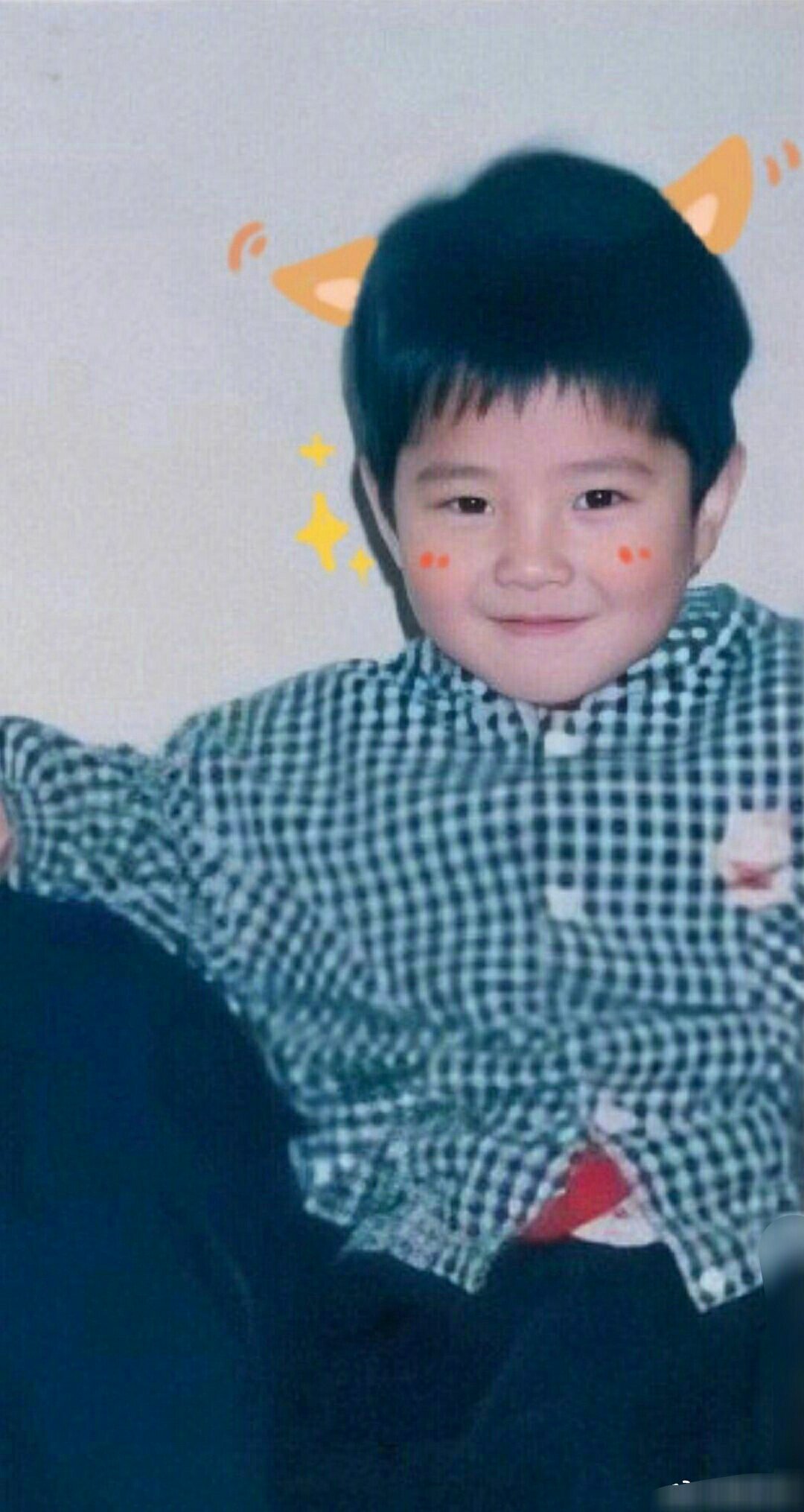 刘昊然把头像换成了小时候在天安门前手拿小红旗的照片