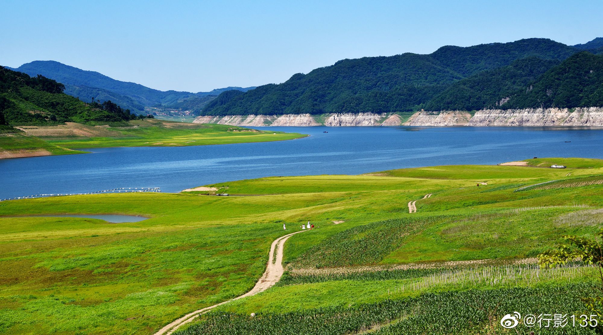辽宁丹东宽甸绿江村,鸭绿江从这里流过,青山绿水在沿江边境线上组成了
