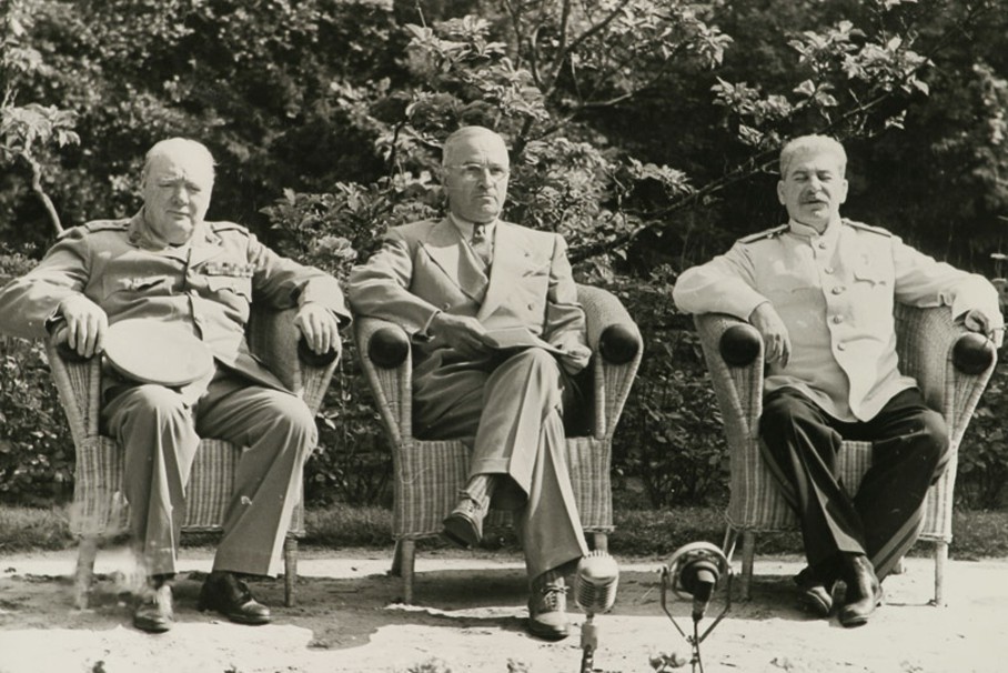 1945年,参加波茨坦会议的三巨头斯大林,杜鲁门,丘吉尔.