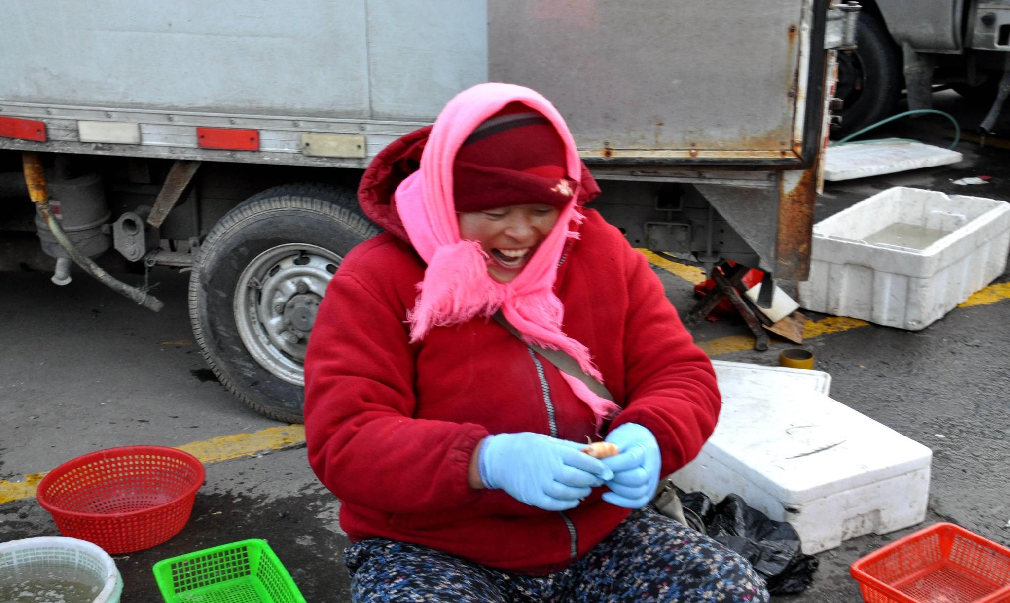 早市 寒冬中坚守 青岛大姨做成一单生意心花怒放 烤大虾打牙祭