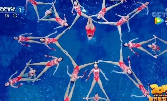 几十位专业演员和花样游泳运动员,有的从空中,有的从水下,纷纷汇聚成