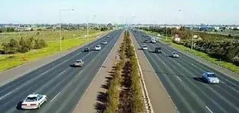 自驾出行安全第一，千万别在高速上干这10件事