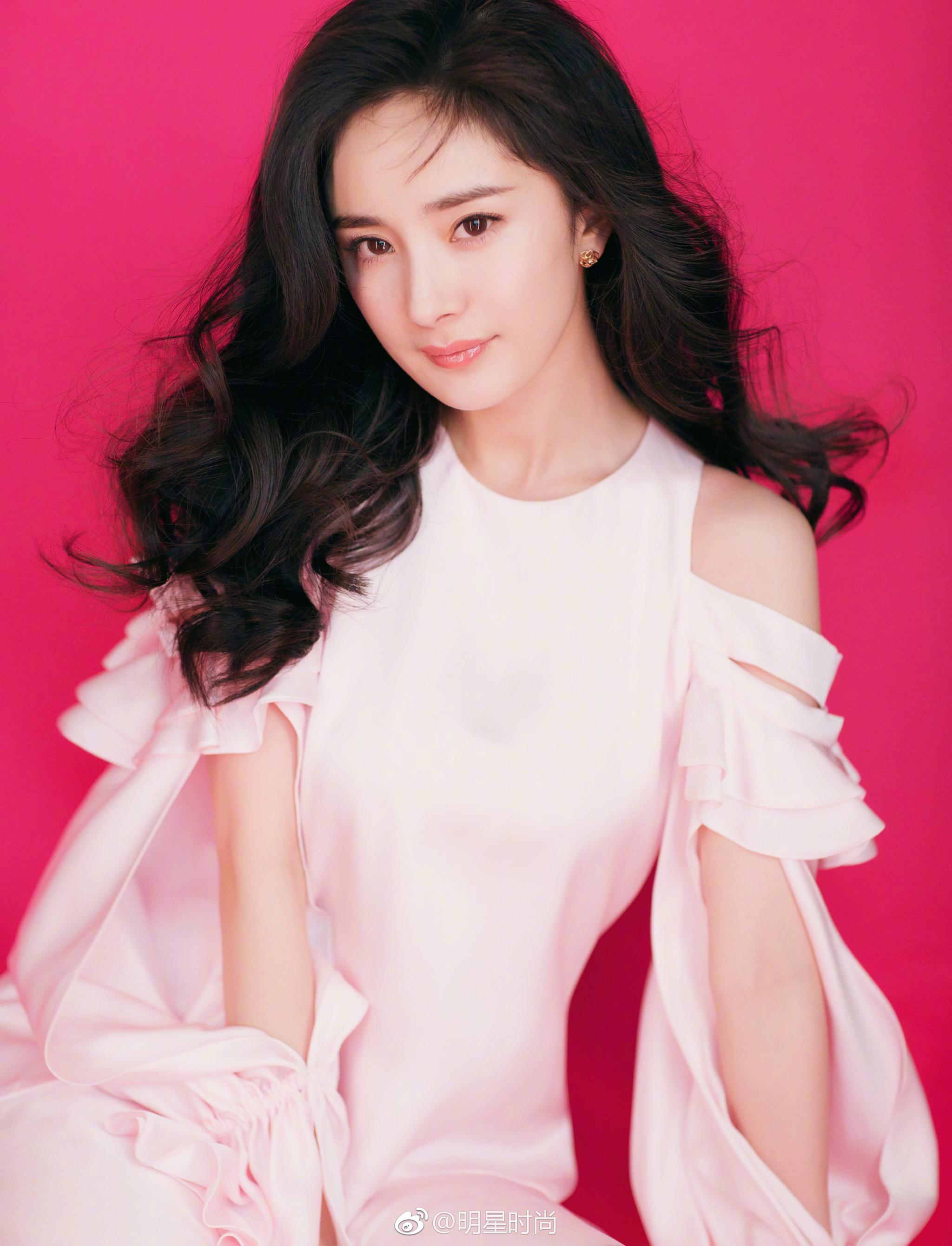 杨幂今日份造型,粉嫩可爱的小姐姐太美了,女神范十足哦!