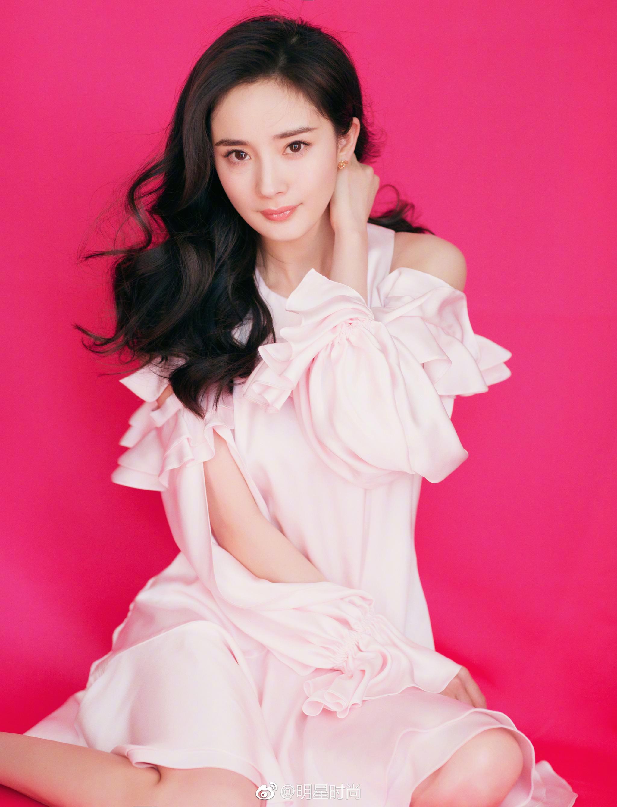 杨幂今日份造型,粉嫩可爱的小姐姐太美了,女神范十足哦!