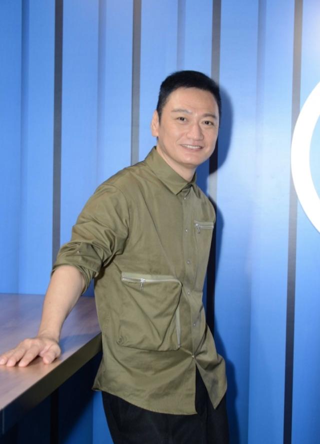 56岁陶大宇搀扶91岁母亲外出无惧路人目光女友伴随左右一家和睦