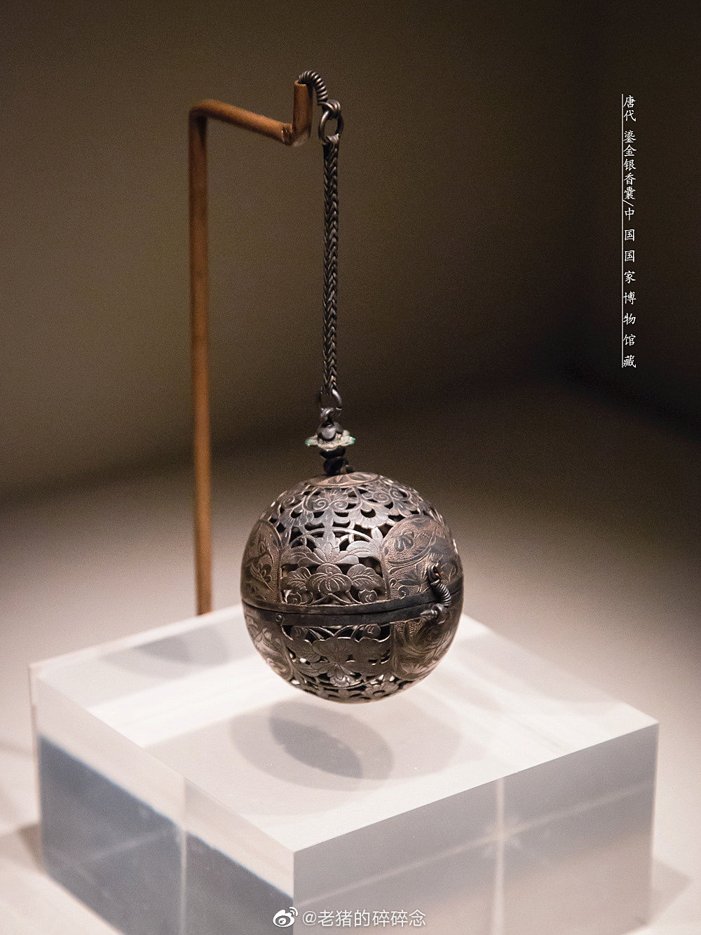 大唐香囊唐代褐地刺绣香囊甘肃省博物馆藏唐鎏金双峰团花纹镂