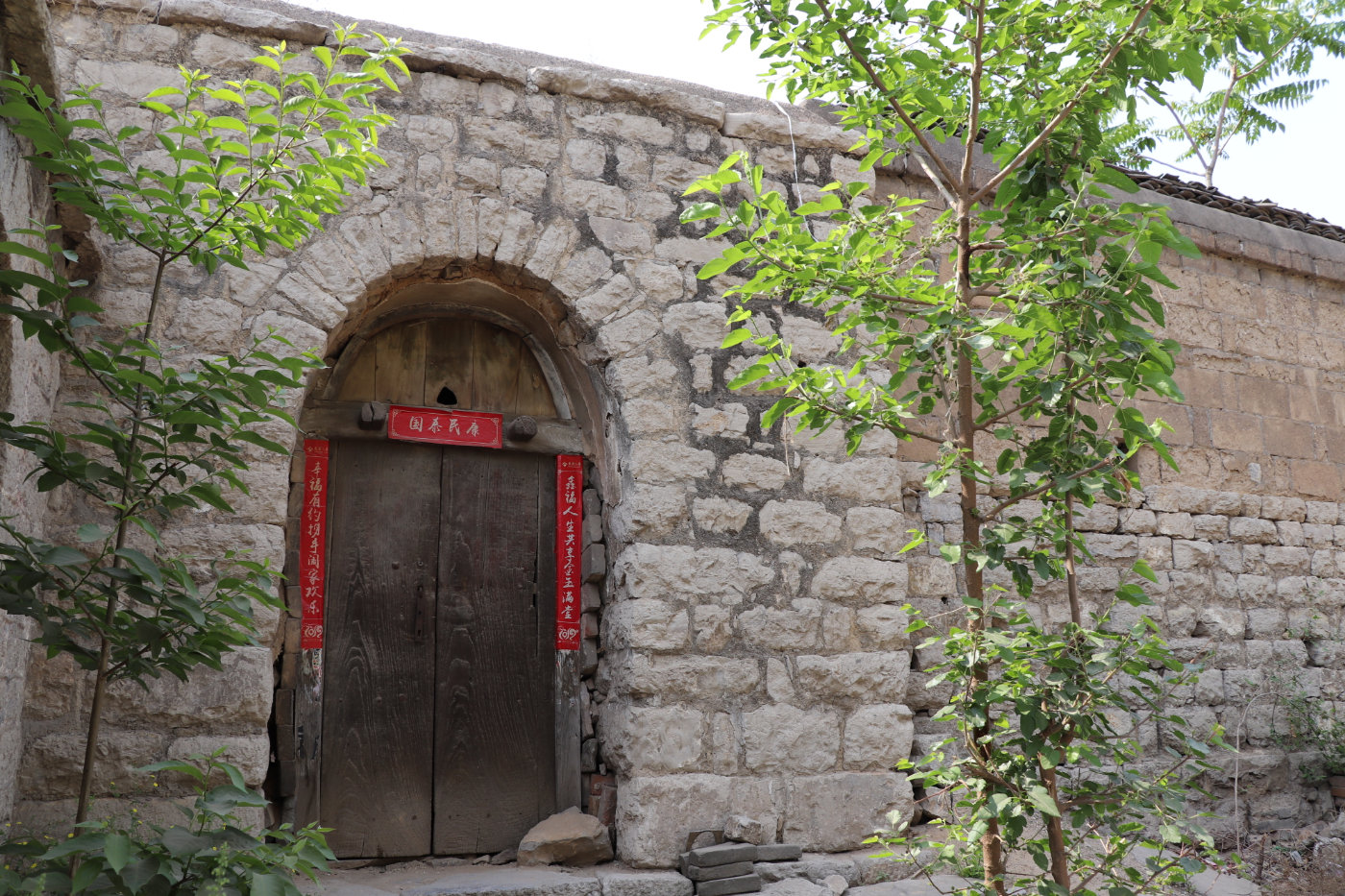 青石岭村像一个与世隔绝的世外桃源.这里风景秀丽,民风淳朴.