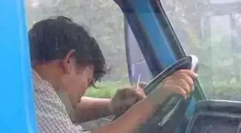 自驾出行安全第一，千万别在高速上干这10件事