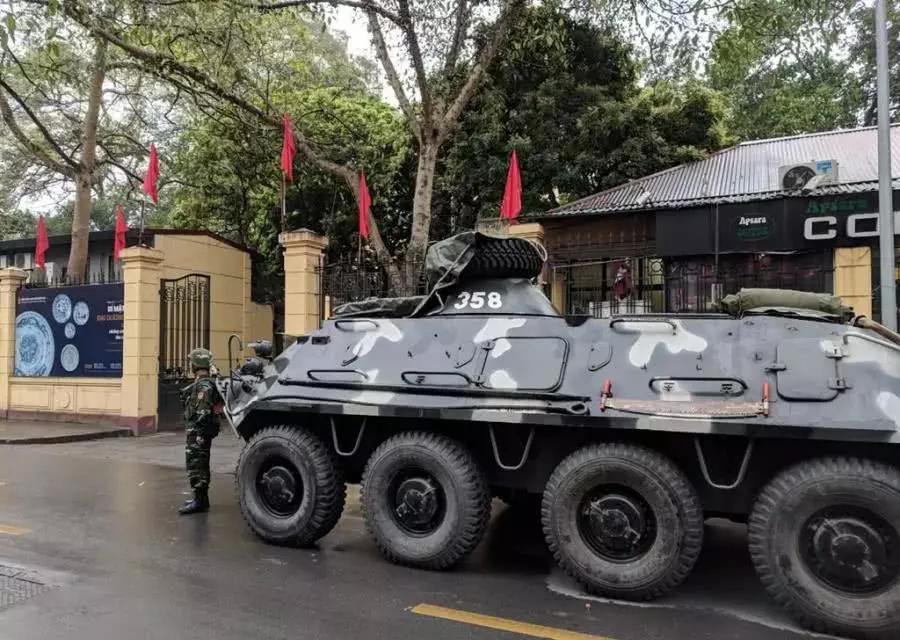 越南出动最为精锐的力量来守卫一酒店,苏联时期的装甲车十分显目