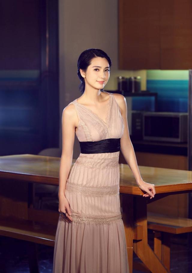 说洪欣逆龄成少女有点过,但看近照,这皮肤身材算是很好了!