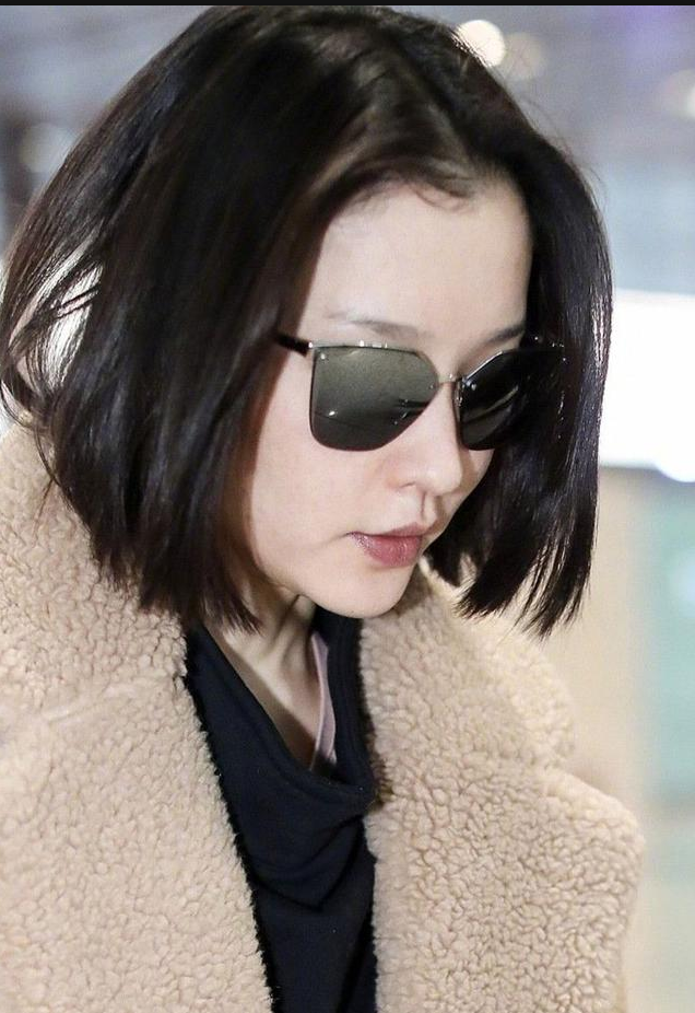 杜鹃打扮时尚又保暖表情高冷自推行李箱在机场疾走大长腿抢眼