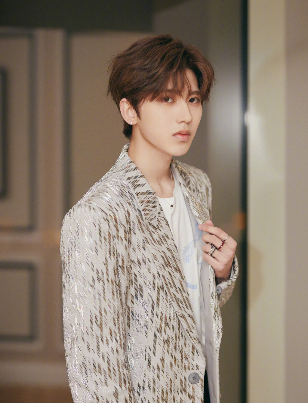 蔡徐坤身穿givenchy s/s 2020银色闪光条纹西装