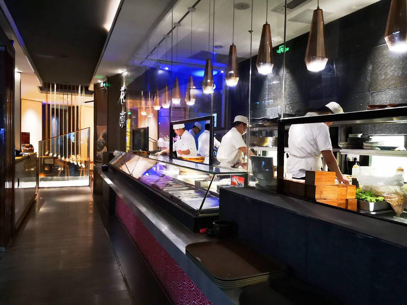 这家餐厅的自助日料虽然有点贵,但吃完后感觉很值