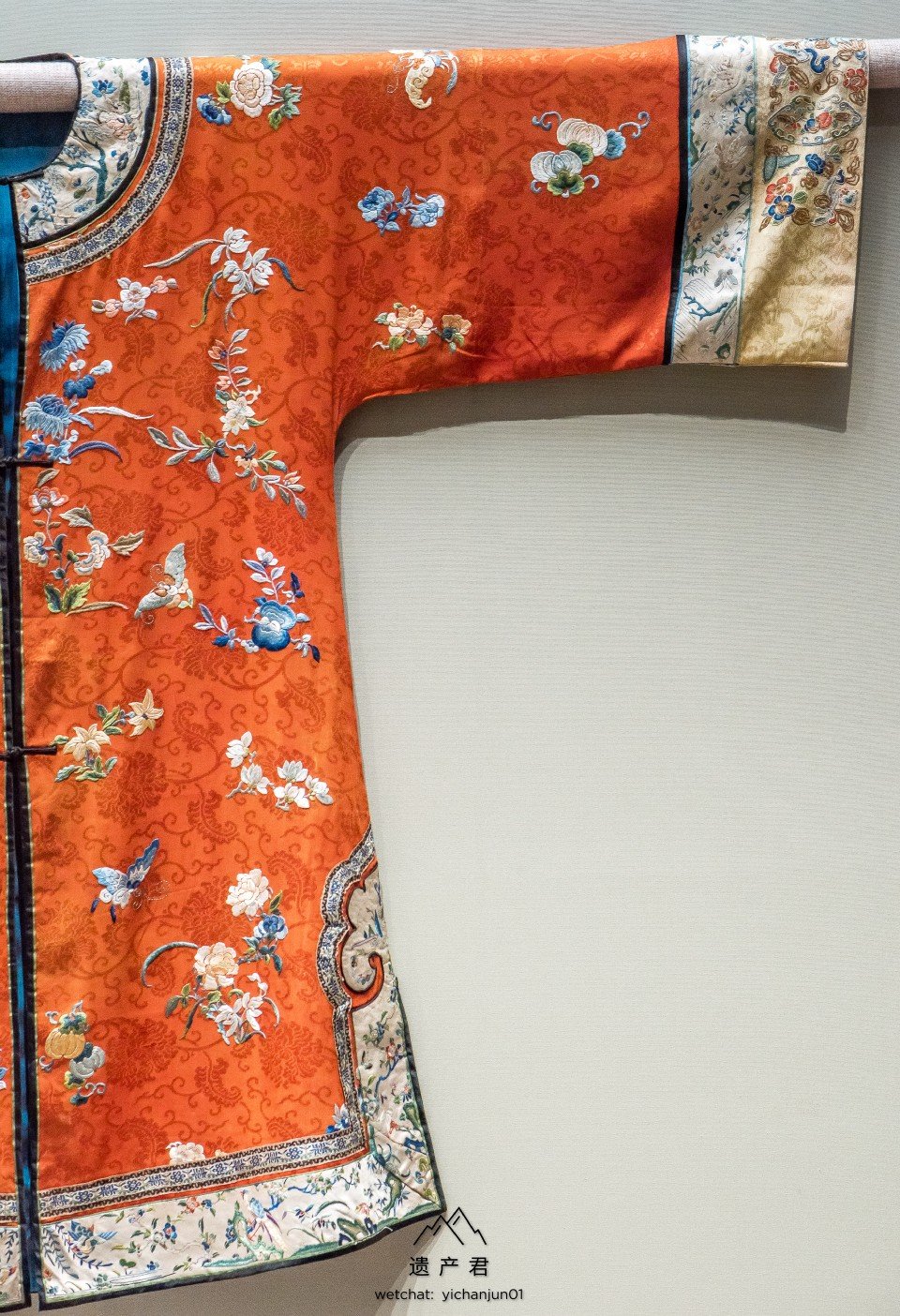 清华大学艺术博物馆藏清代红绸地彩绣枝花对襟女褂