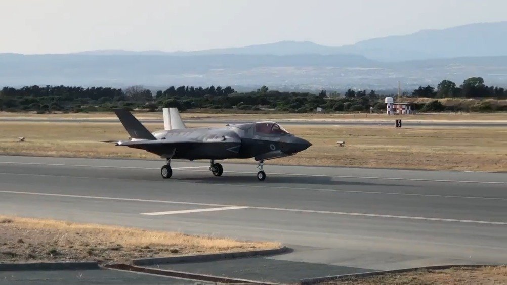 5月21日,英国f-35b战斗机降落塞浦路斯的阿克罗蒂里皇家空军基地