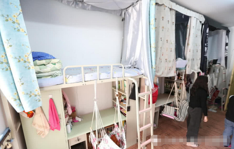 大学女生宿舍里床上为什么都挂床帘一位小姐姐含羞说出内情