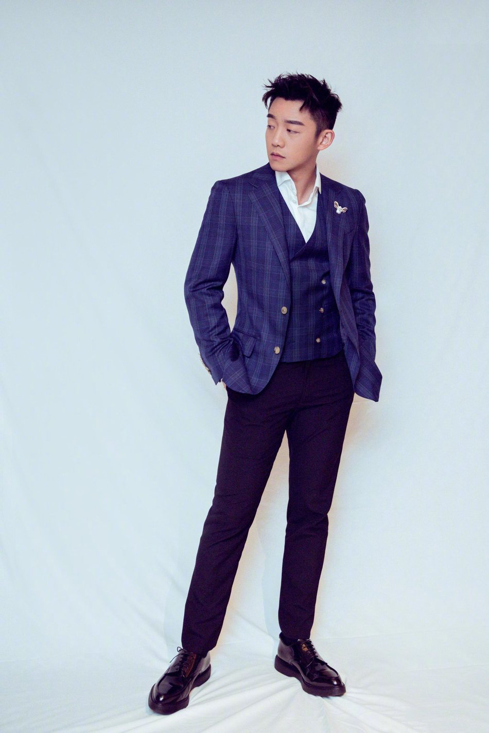 郑恺帅气亮相某活动,蓝色格纹西装精致帅气,气质沉稳干练