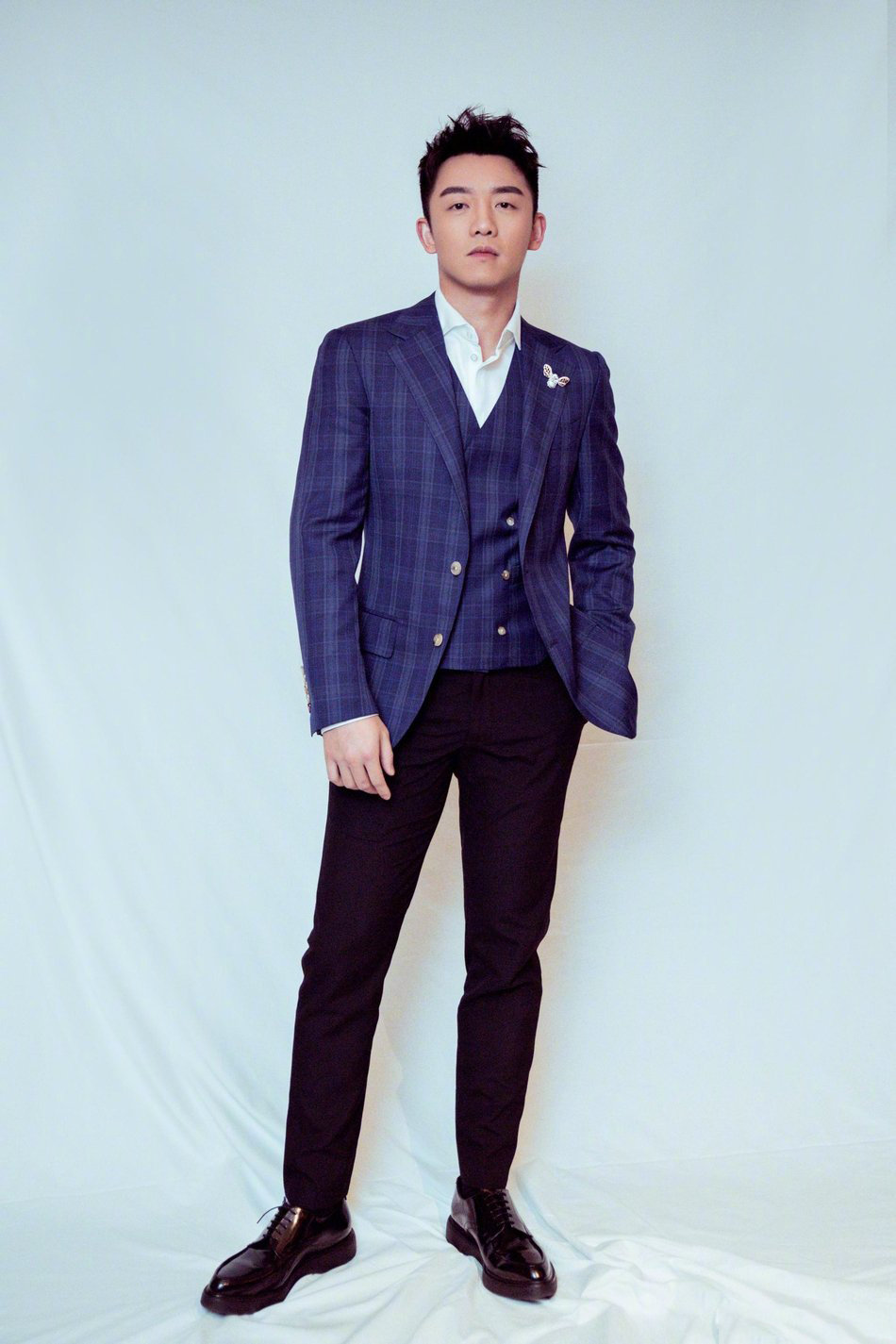郑恺帅气亮相某活动,蓝色格纹西装精致帅气,气质沉稳干练