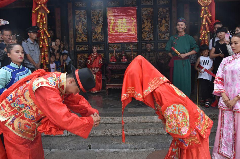 之后便是最热闹的环节——拜堂了.