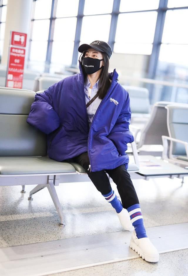 何晟铭走机场,戴礼帽显绅士,裤子外面套彩色袜子赶了一把时髦!