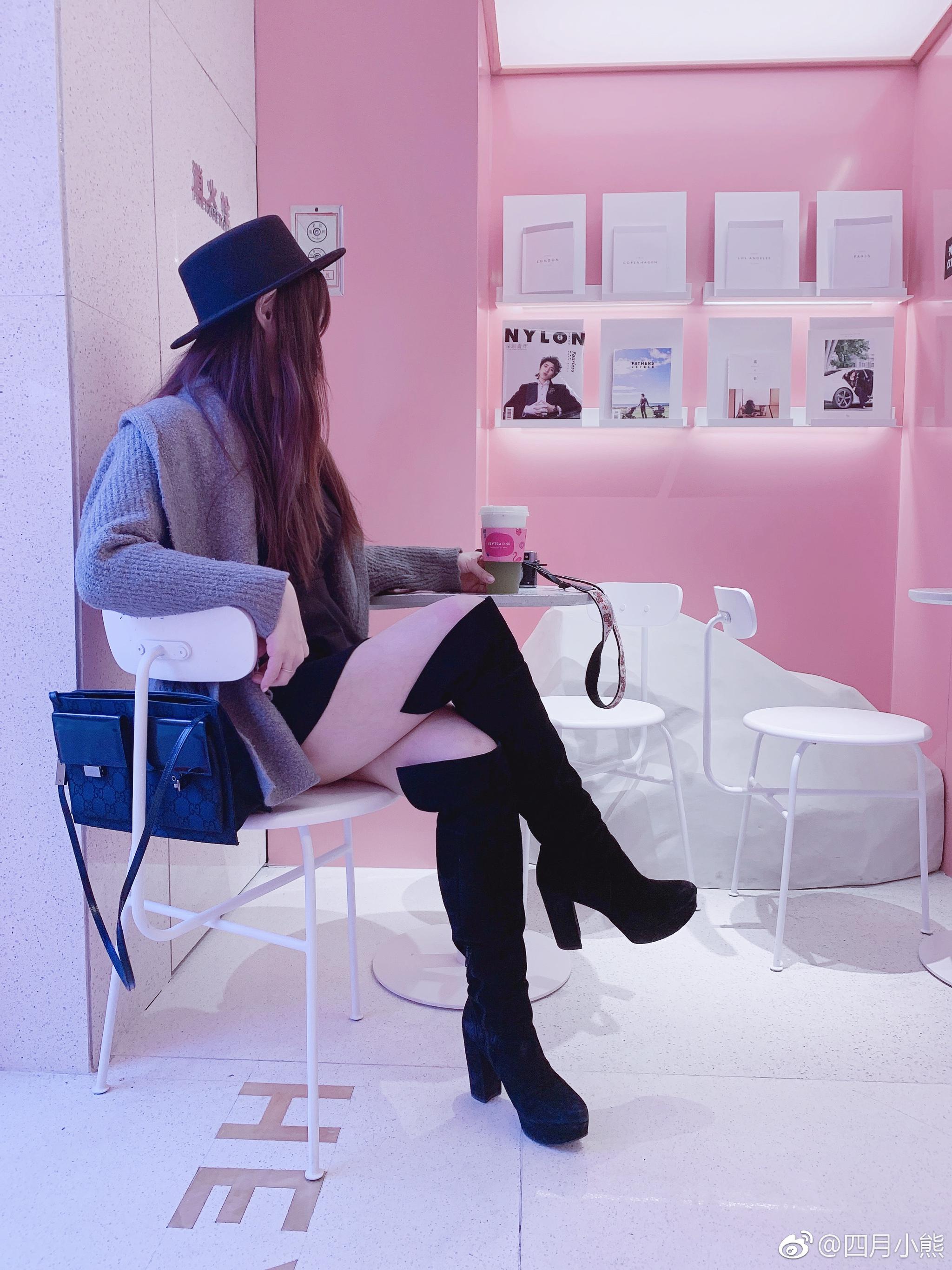 Piink Tea Studio HEYTEA PINK北京首家喜茶PINK店位于蓝色港湾钟楼广场附近店内粉红