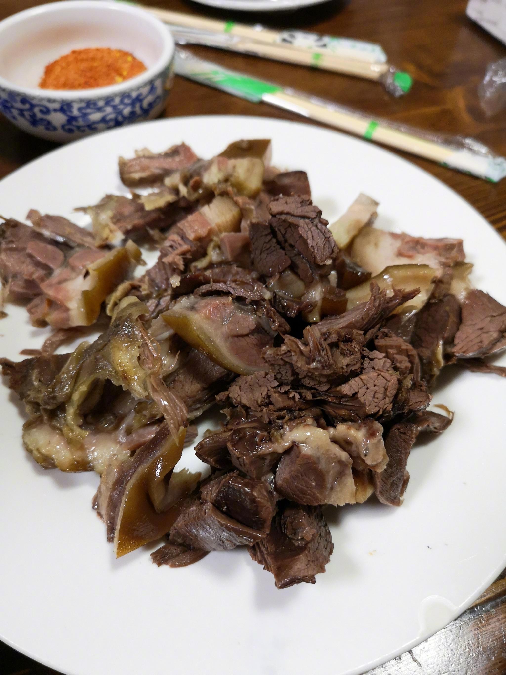 呀,粉丝聚会,吃狗肉,啊,不对,是香肉.还有老雪花啤酒