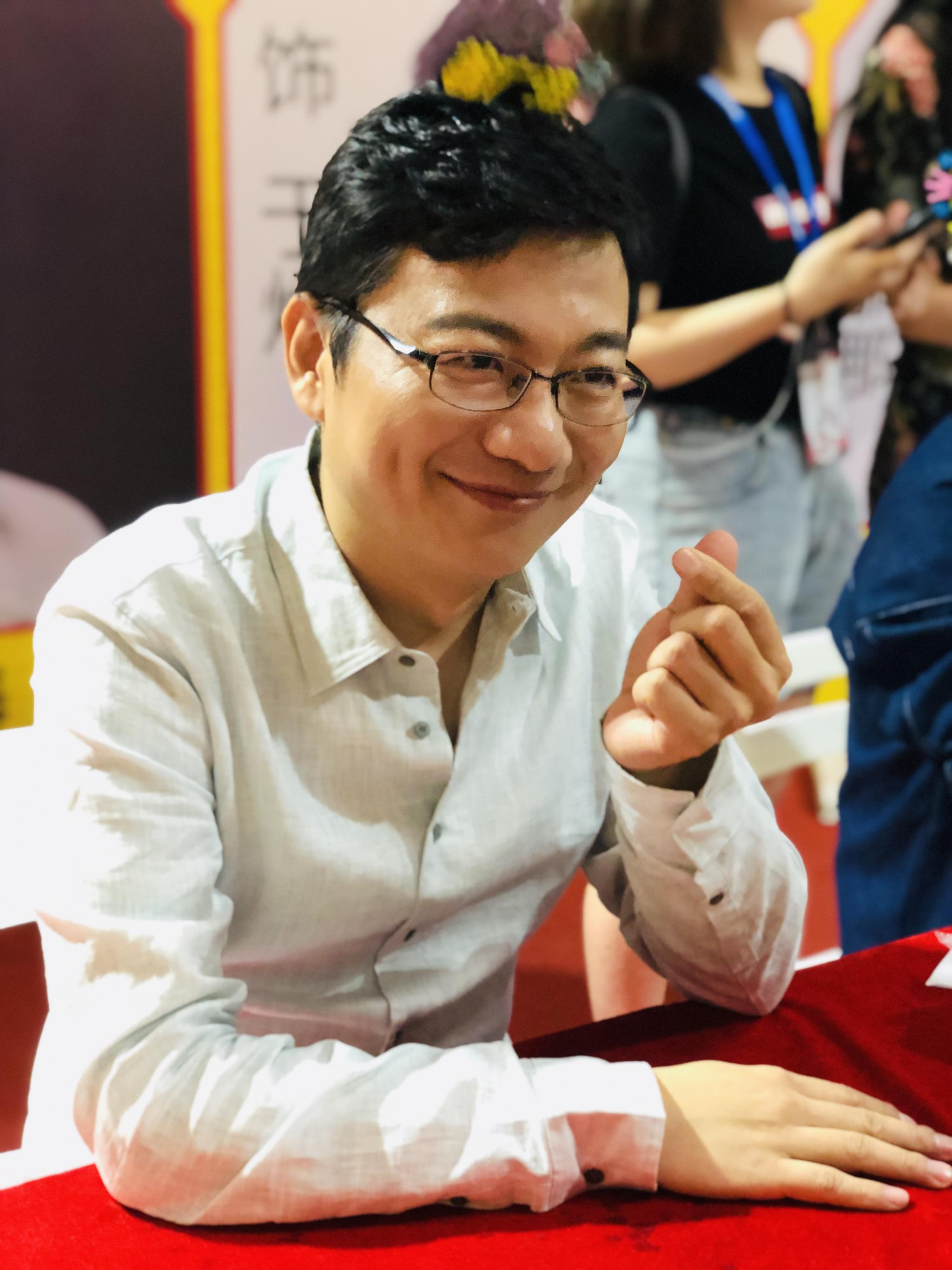我成功混进了签售会的队尾忙里偷闲的姜广涛老师 @姜广涛 开始和我