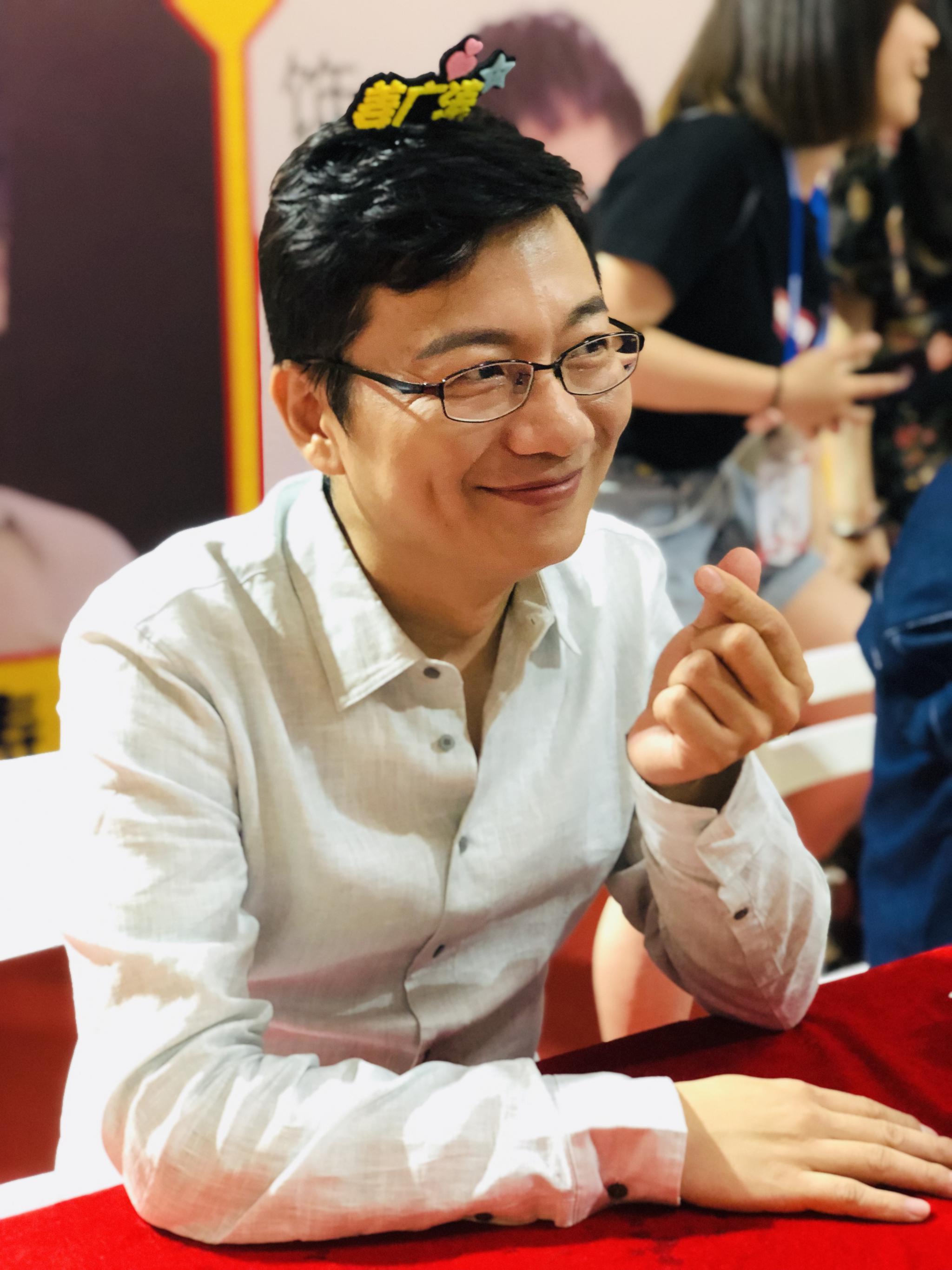 我成功混进了签售会的队尾忙里偷闲的姜广涛老师 @姜广涛 开始和我
