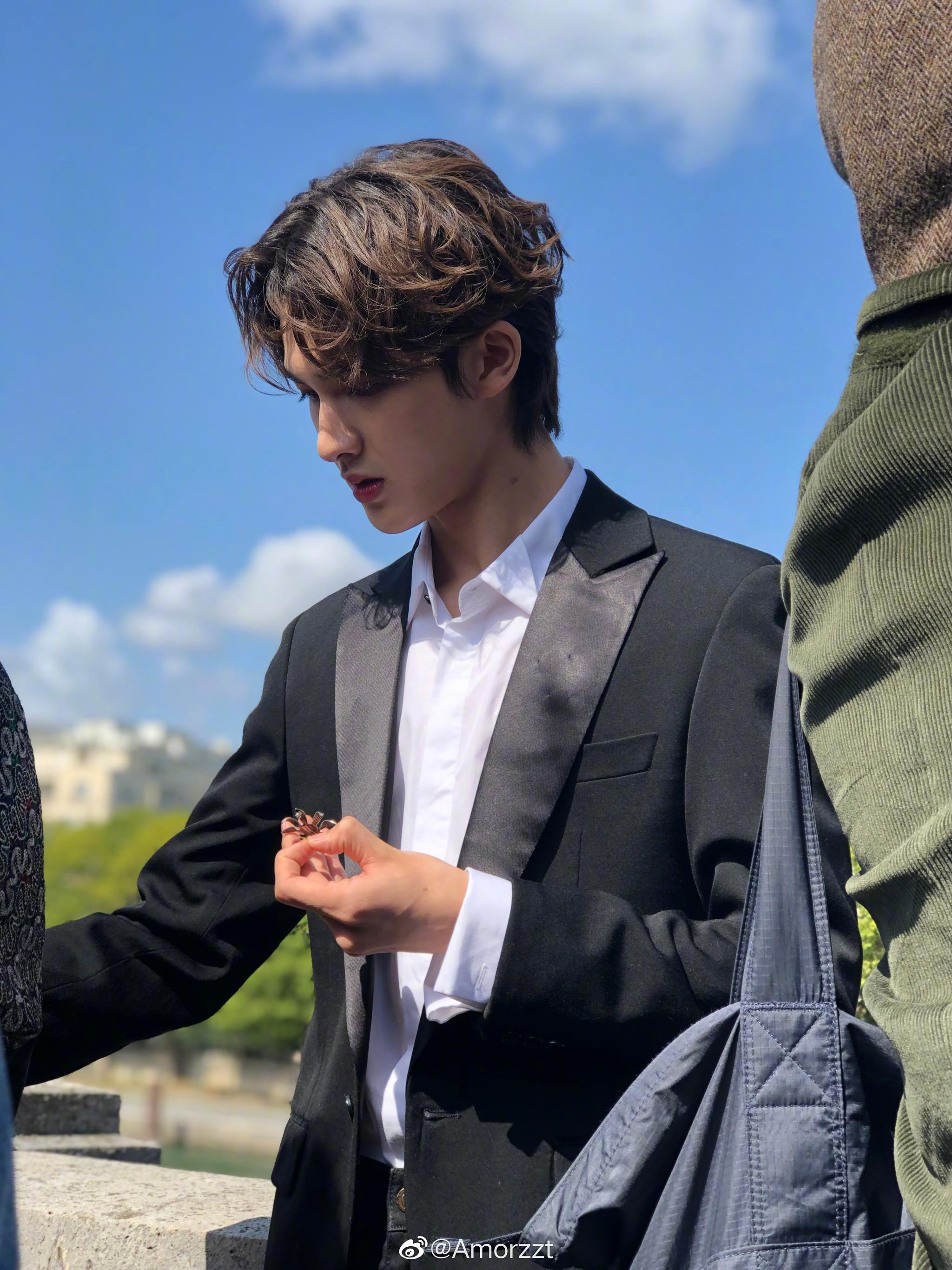 朱正廷这组生图绝了精修没有生图好看第一人这白衬衫西装革履四舍五