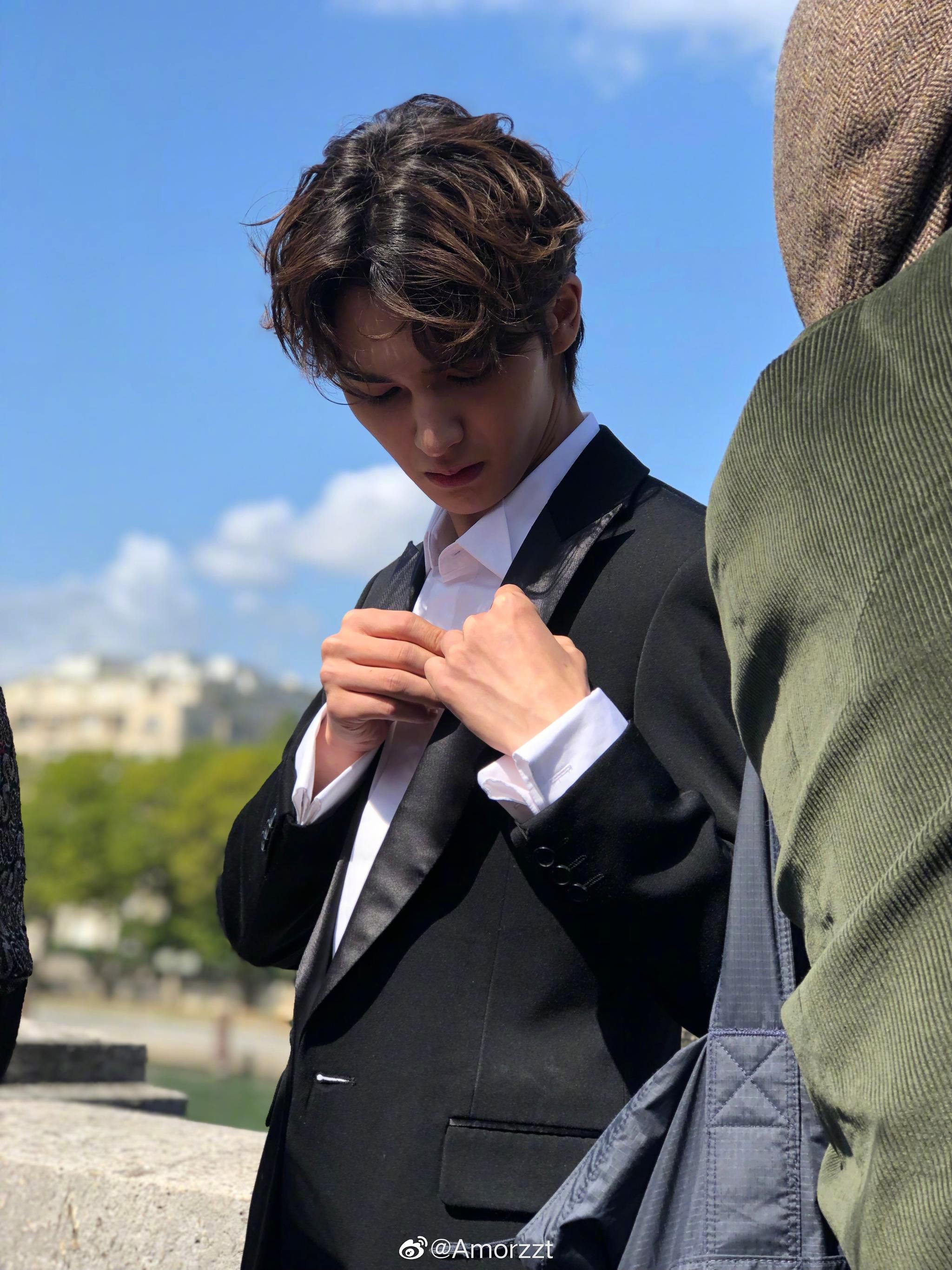 朱正廷这组生图绝了精修没有生图好看第一人这白衬衫西装革履四舍五