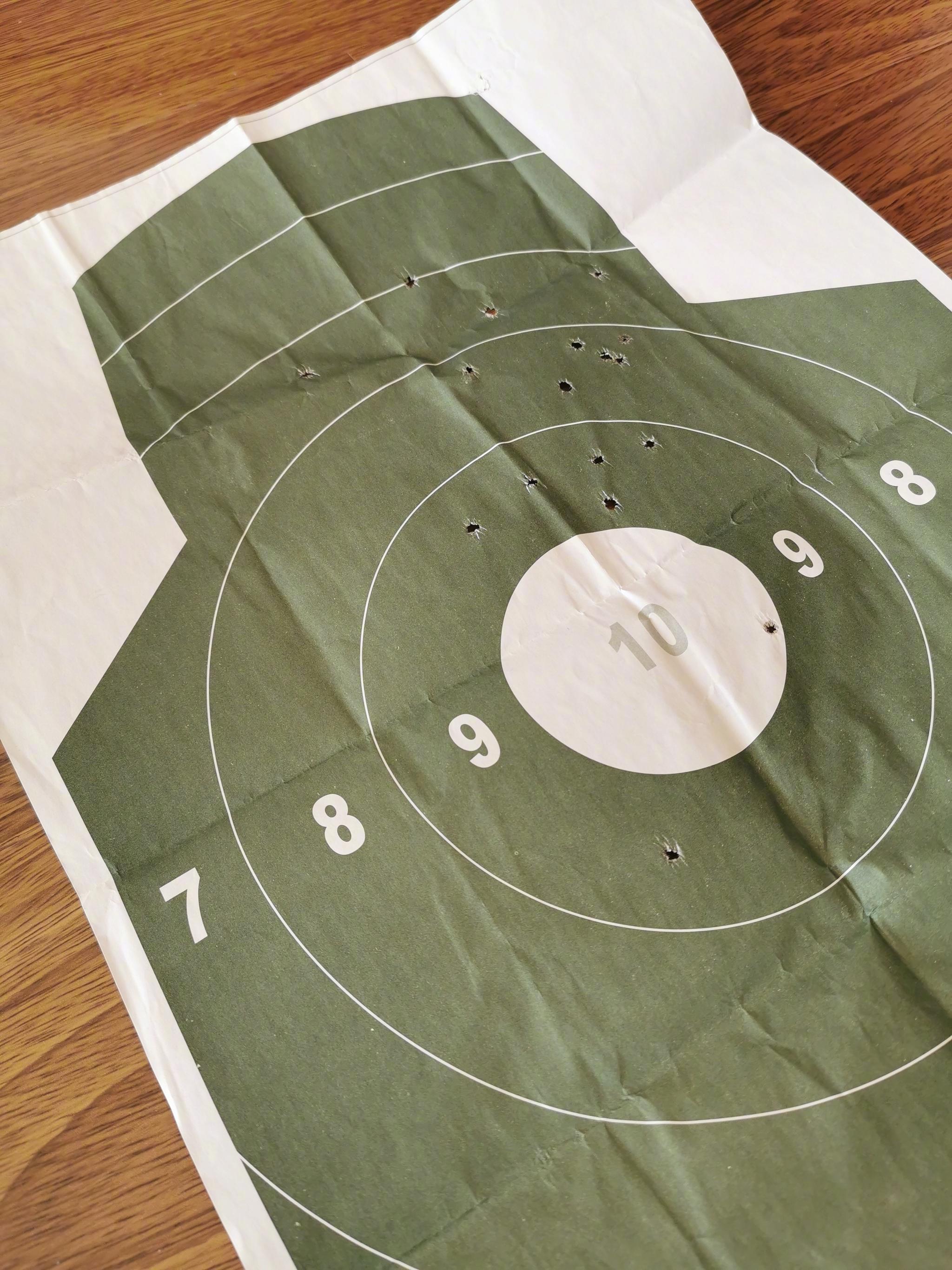 某的打靶成绩,95步枪卧姿百米,立靶密集都很高,弹着点集中偏上