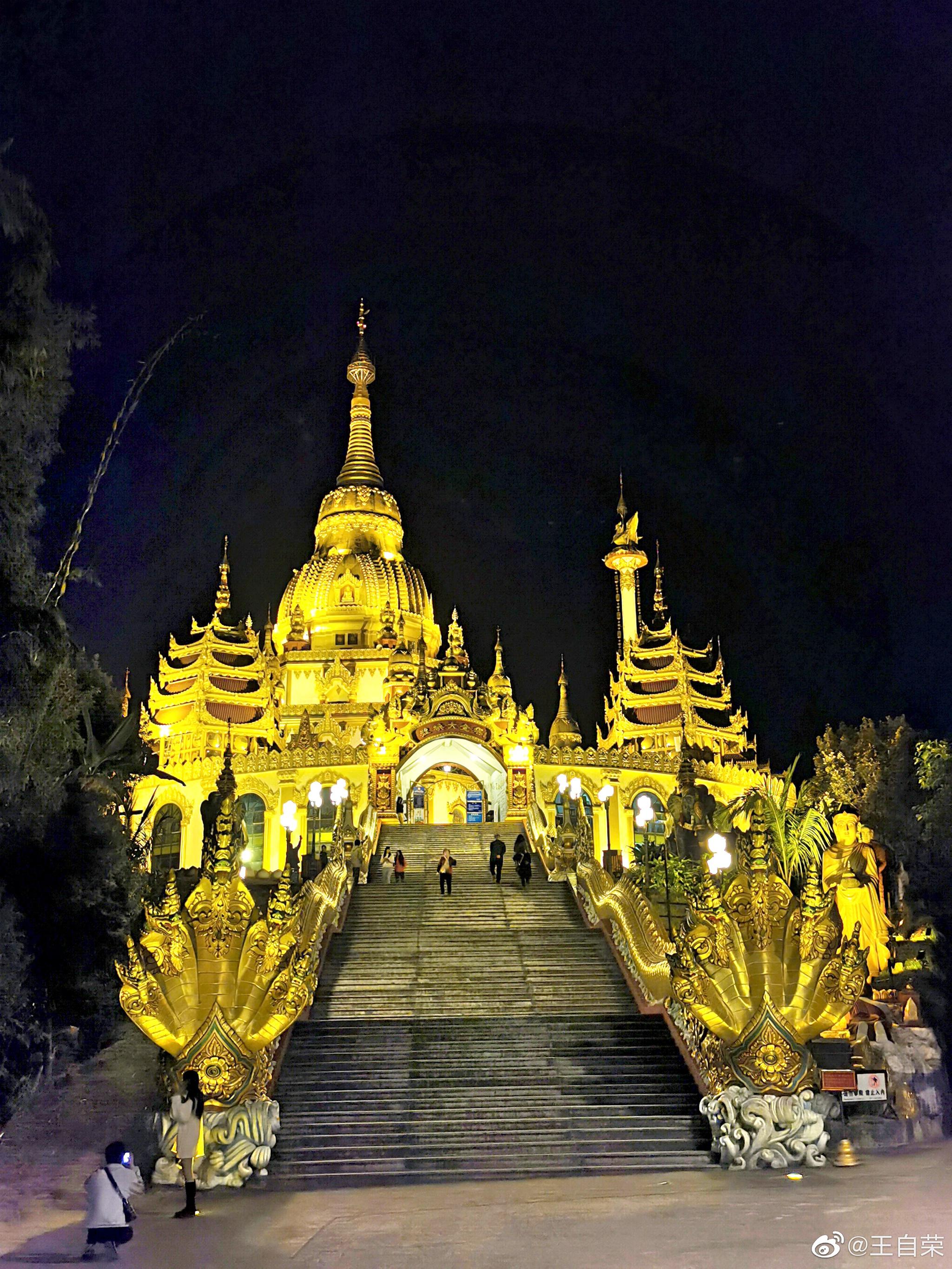 云南德宏芒市,就是这样的一座城市(勐焕大金塔).