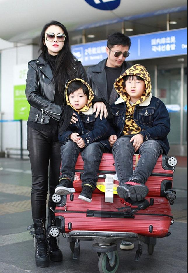 邹市明 冉莹颖霸气黑超推着两个儿子 一家四口同框合照相当有爱