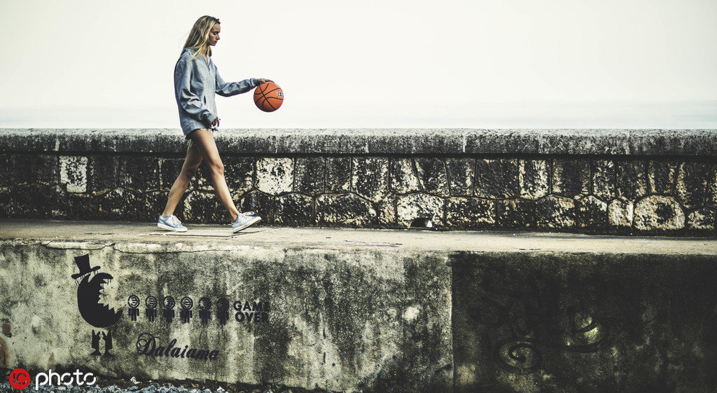 美女拍摄复古格调篮球写真身着短裤性感迷人
