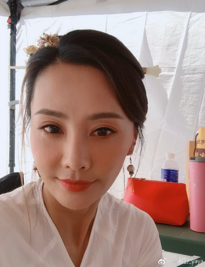 吴奇隆前妻马雅舒晒混血儿女近照,母子三人开心拥抱超温馨