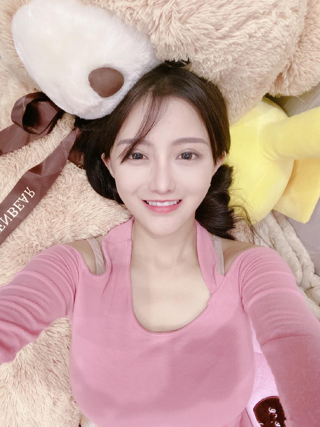 古阿扎是一夜爆红,虽然她此前参加过虎牙节目,所以被网友们熟知.