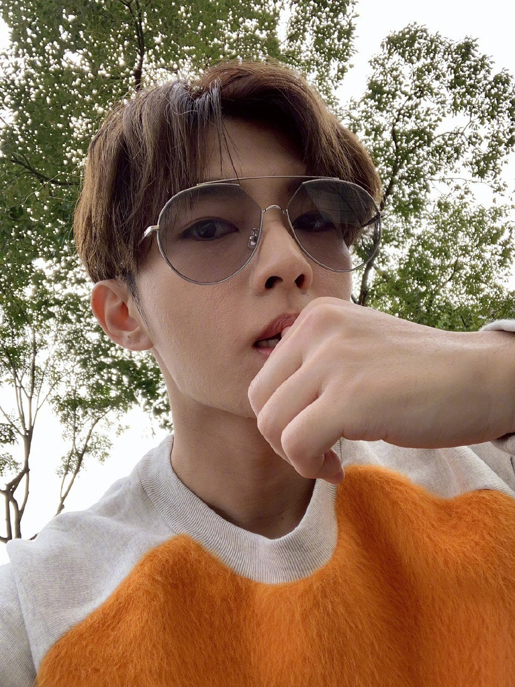 炎亚纶有颜任性啊,粉丝福利满满,存图存到手软,这样放自拍的小哥哥,请