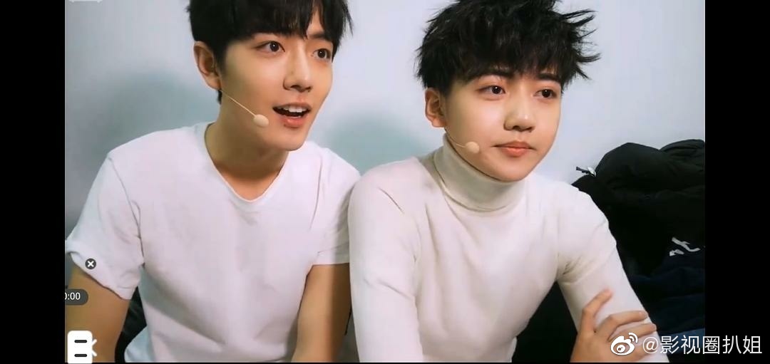 肖战直播很帅哦,焉栩嘉的脸水肿的有点可爱,像旺仔小馒头!