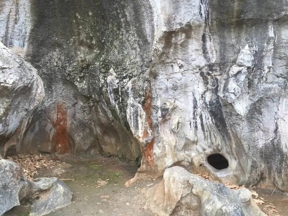 裂缝处有一猴子头形.在距洞口0.