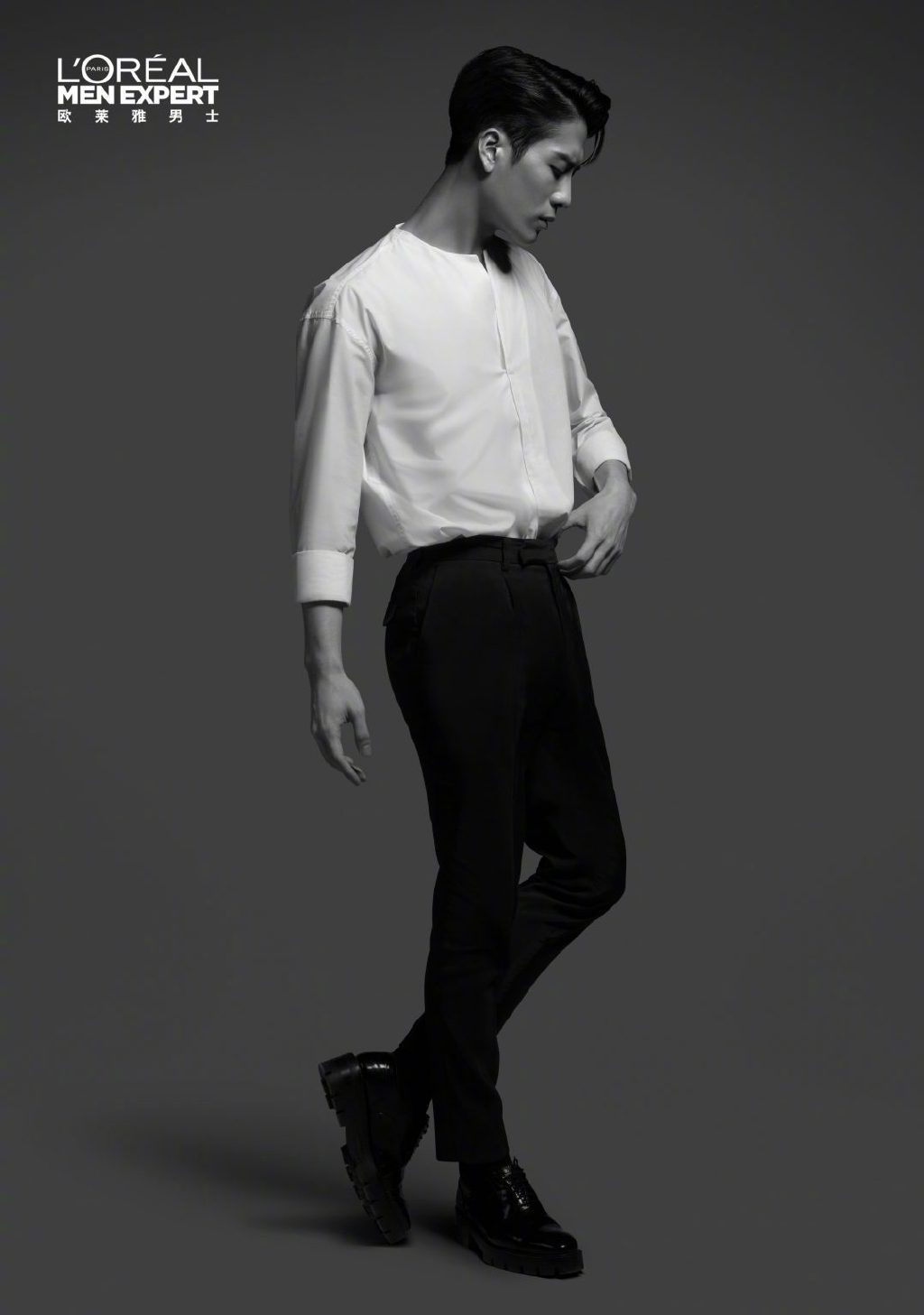 王嘉尔黑白广告大片!简单的衬衫洋溢着满满的男性荷尔蒙气息