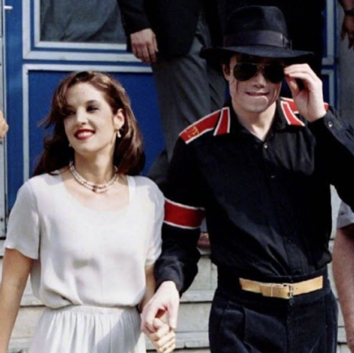 迈克尔杰克逊和丽莎玛丽普雷斯利在2年短暂婚姻里