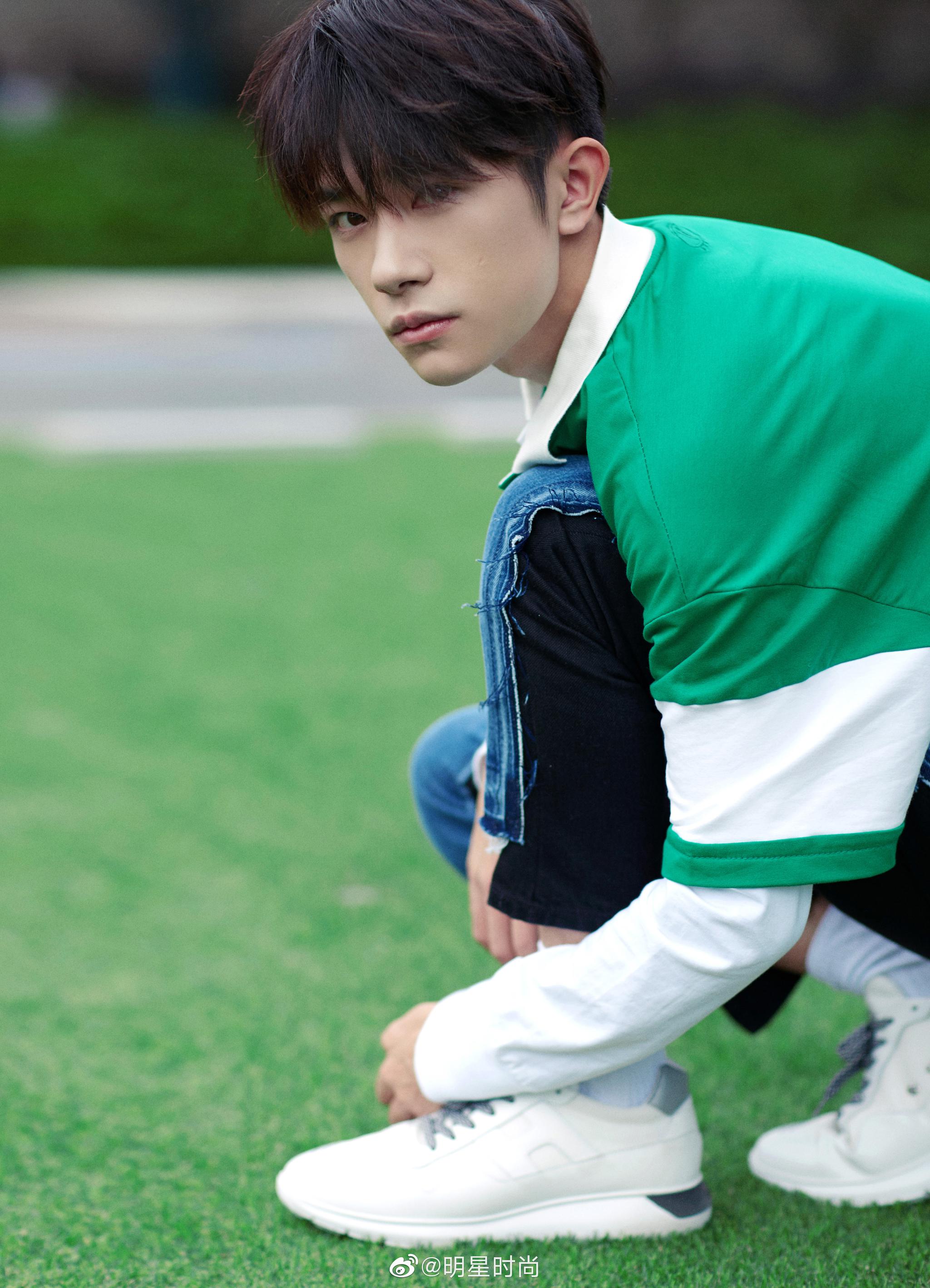 今日份的易烊千玺,绿白条纹衫, 牛仔裤,运动鞋, 少年青春