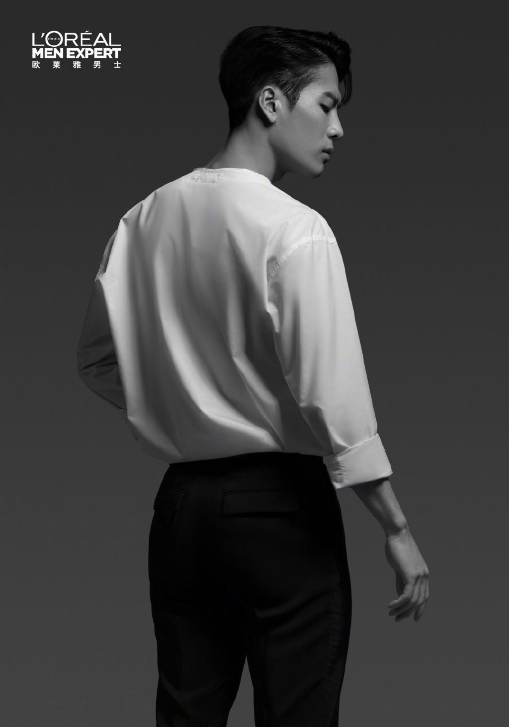 王嘉尔黑白广告大片!简单的衬衫洋溢着满满的男性荷尔蒙气息