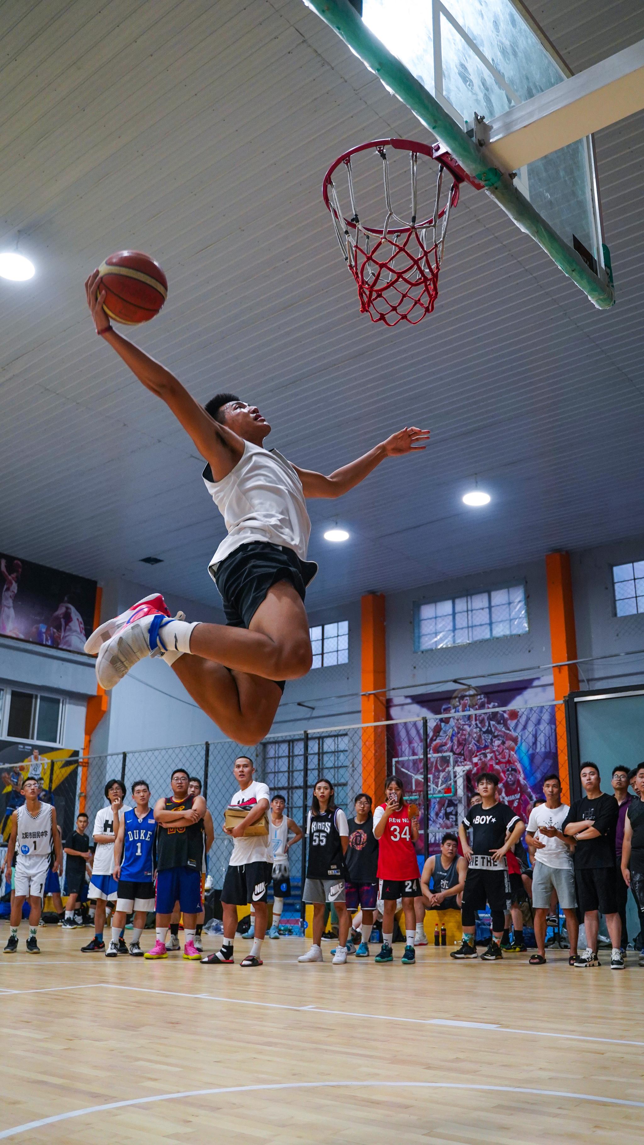 我身边这位狂热少年一直有个梦想:给沈阳的街头篮球做点什么